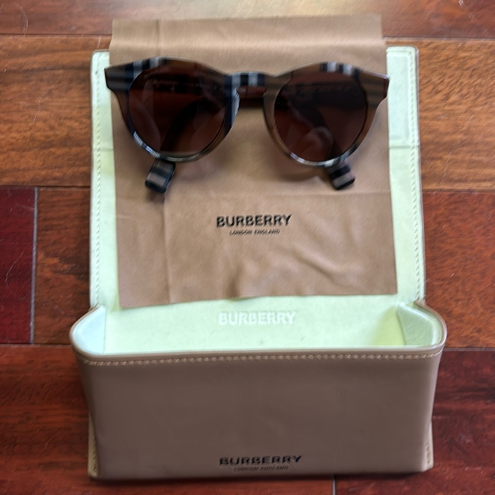 Burberry sunglasses like new case and cloth included